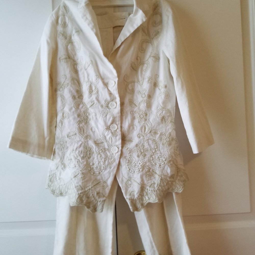 Wonderful cream-colored suit: lined jacket and pants. 55% linen. 45% cotton.